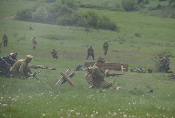 Реконструкция боя времен Великой Отечественной войны в селе Украинка Симферопольского района Реконструкция боя времен Великой Отечественной войны в селе Украинка Симферопольского района