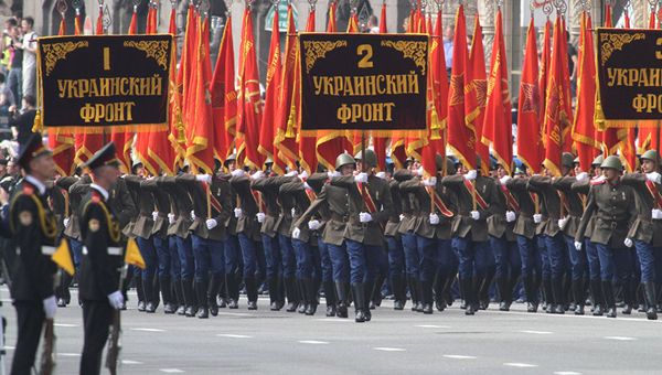 Знамена фронтов на военном параде в Киеве по случаю 65-летия Победы в Великой Отечественной войне 1941-1945 годов. Знамена фронтов на военном параде в Киеве по случаю 65-летия Победы в Великой Отечественной войне 1941-1945 годов.