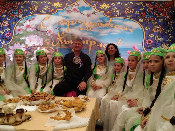 Крымско-татарский национальный праздник Хыдырлез. В середине - первый заместитель председателя Совета министров Крыма Михаил Шеремет.