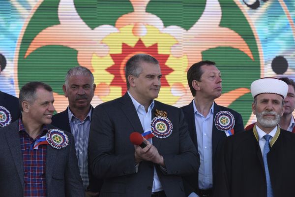 Крымско-татарский национальный праздник Хыдырлез. Справа налево: председатель Государственного Совета Республики Крым Владимир Константинов, глава Республики Крым Сергей Аксенов и Муфтий мусульман Крыма Эмирали Аблаев. Крымско-татарский национальный праздник Хыдырлез. Справа налево: председатель Государственного Совета Республики Крым Владимир Константинов, глава Республики Крым Сергей Аксенов и Муфтий мусульман Крыма Эмирали Аблаев.