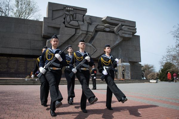 Мемориал героической обороны Севастополя 1941-1942 годов. На фото - смена почетного караула