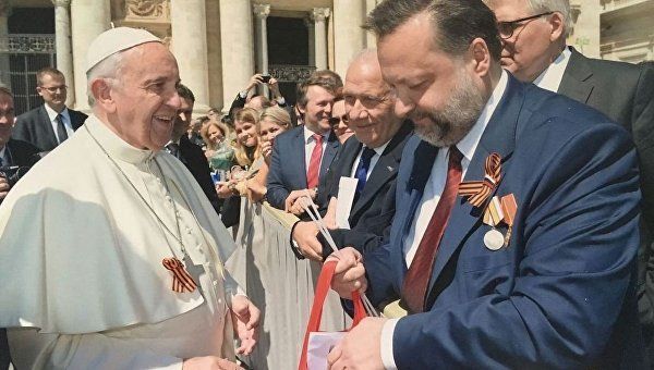 Депутат Госдумы подарил папе Римскому георгиевскую ленточку