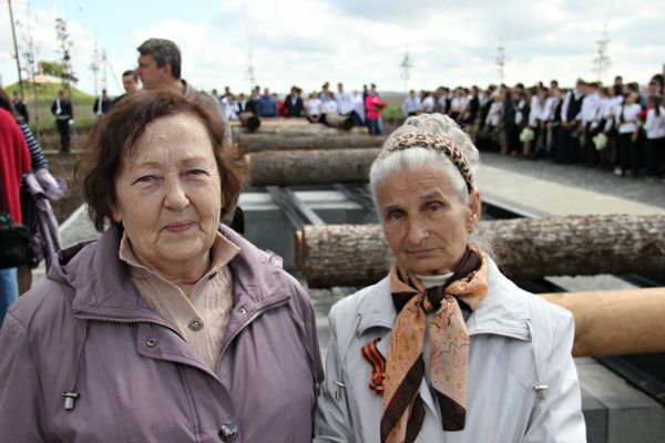  В Мирном открыли вторую очередь мемориала Красный. Валентина Кузьмицкая и Анна Заваленкова - избежавшие смерти в концлагере в совхозе Красный. 