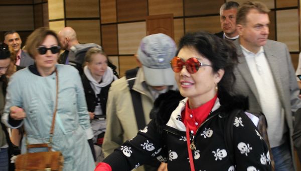 Китайские туристы приехали в Крым. Встреча в симферопольском аэропорту Китайские туристы приехали в Крым. Встреча в симферопольском аэропорту