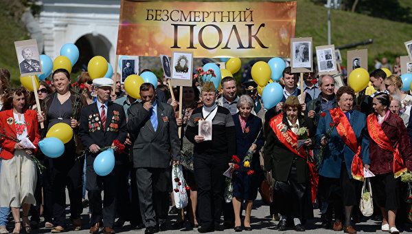 Жители Киева во время акции Бессмертный полк. Архивное фото Жители Киева во время акции Бессмертный полк. Архивное фото