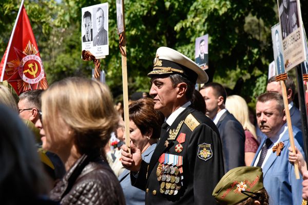 Шествие Бессмертного полка в Севастополе. Губернатор города Сергей Меняйло.