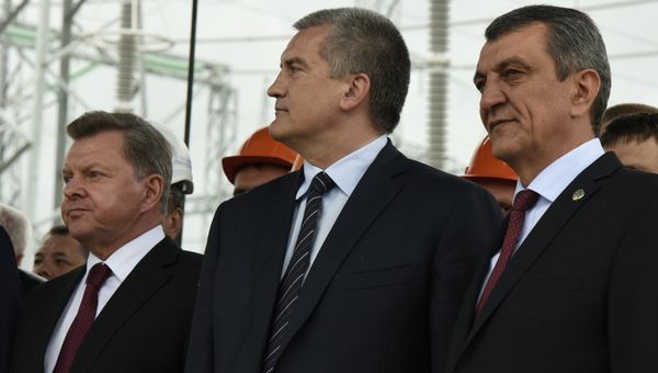 Запуск четвертой нитки Крымского энергомоста. Полпред президента РФ в КФО Олег Белавенцев, глава Крыма Сергей Аксенов, губернатор Севастополя Сергей Меняйло (слева направо)