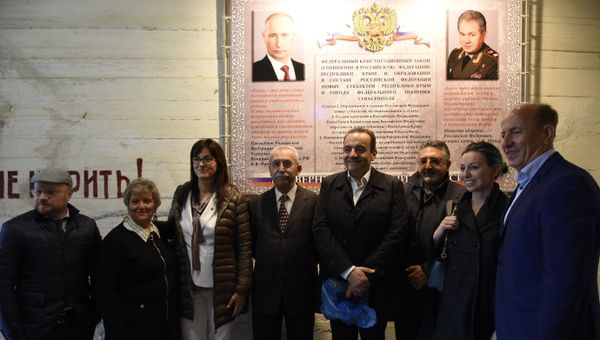 Гости из Италии сфотографировались на фоне портретов Путина и Шойгу