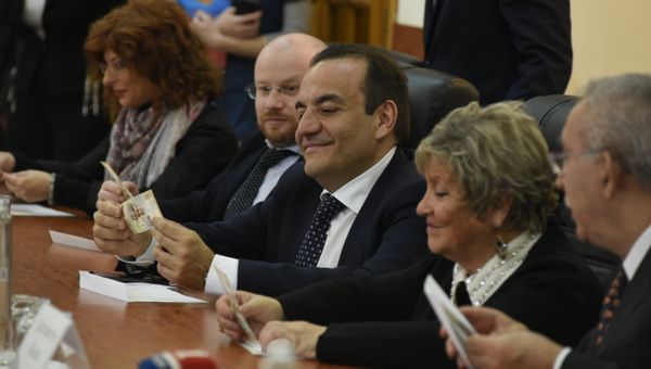 Итальянским сенаторам подарили крымские сувенирные сторублевки