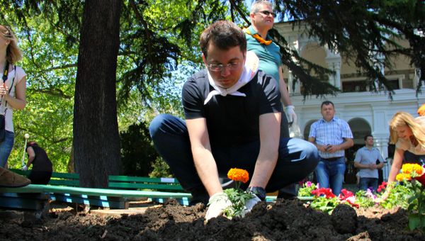Заместитель министра строительства России Андрей Чибис принял участие в субботнике в бикини в Алуште