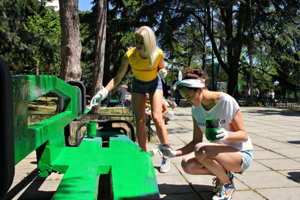 Субботник в бикини в Алуште