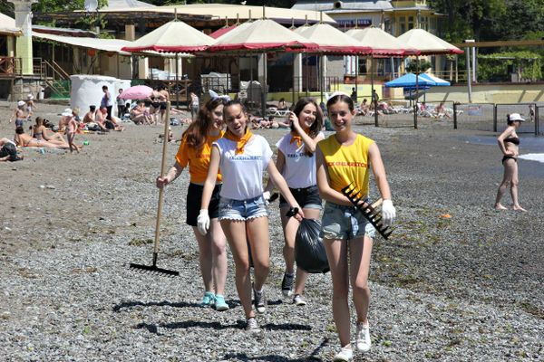 Субботник в бикини в Алуште