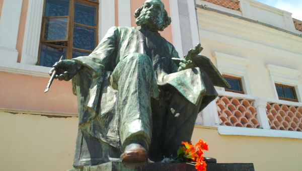Памятник Айвазовскому возле картинной галереи в Феодосии
