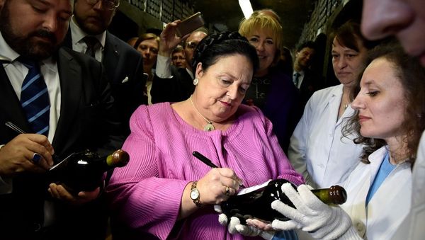 Глава Российского императорского дома, великая княгиня Мария Владимировна Романова и цесаревич Георгий Михайлович подписывают бутылки с портвейном