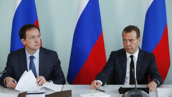Председатель правительства РФ Дмитрий Медведев (справа) во время встречи с руководителями музеев Республики Крым и Севастополя в ходе рабочей поездки в Крымский федеральный округ. Слева - министр культуры РФ Владимир Мединский