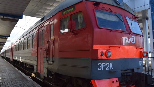 Поезд на железнодорожном вокзале в Симферополе
