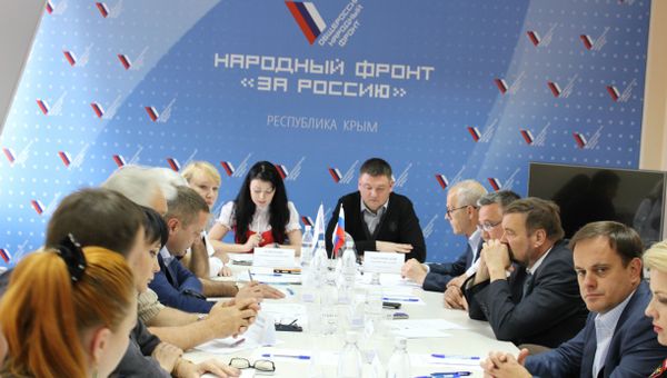 Заседание круглого стола, посвященного проблемам развития дорожно-транспортной системы Симферополя, организатором которого является региональное отделение Общероссийского народного фронта в Республике Крым