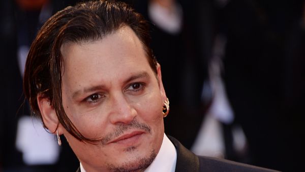 Актёры Джонни Депп перед премьерой фильма режиссера Скотта Купера Черная месса на красной дорожке 72-го Венецианского международного кинофестиваля