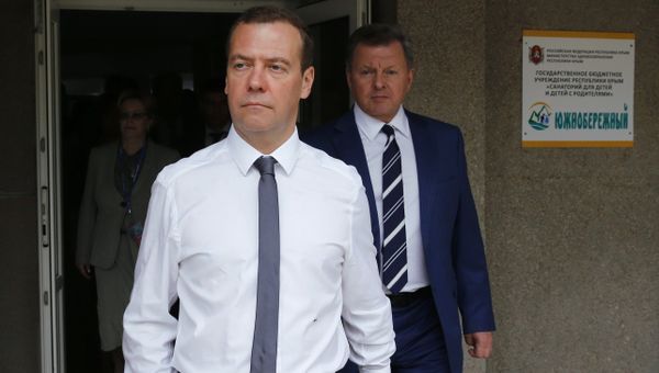 Премьер-министр РФ Дмитрий Медведев (слева) во время посещения санатория для детей и детей с родителями Южнобережный в Алупке. Справа - полномочный представитель президента Российской Федерации в Крымском федеральном округе Олег Белавенцев