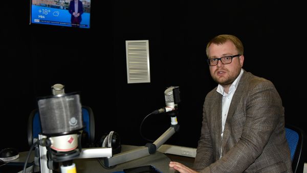 Заместитель председателя Совета министров РК – министр внутренней политики, информации и связи Крыма Дмитрий Полонский в студии радио Спутник в Крыму
