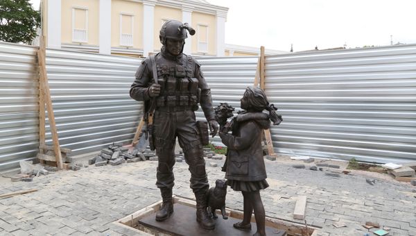 Установка памятника вежливым людям в Симферополе
