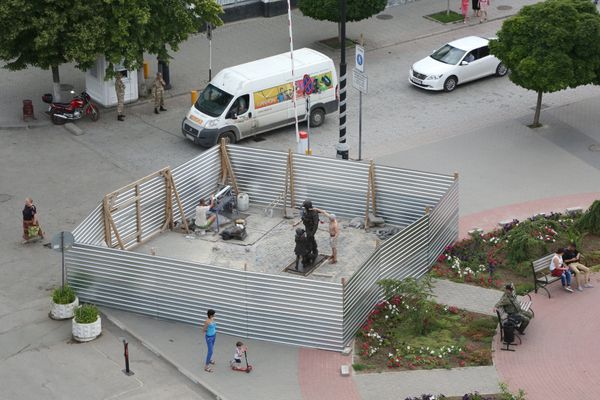 Установка памятника вежливым людям в Симферополе