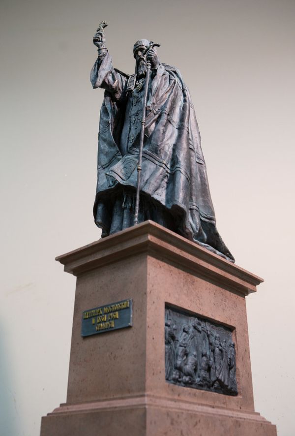 Макет памятника патриарху Гермогену (1530 - 1612 гг.) архитектора Салавата Щербакова в Российской академии живописи ваяния и зодчества Ильи Глазунова в Москве Макет памятника патриарху Гермогену (1530 - 1612 гг.) архитектора Салавата Щербакова в Российской академии живописи ваяния и зодчества Ильи Глазунова в Москве