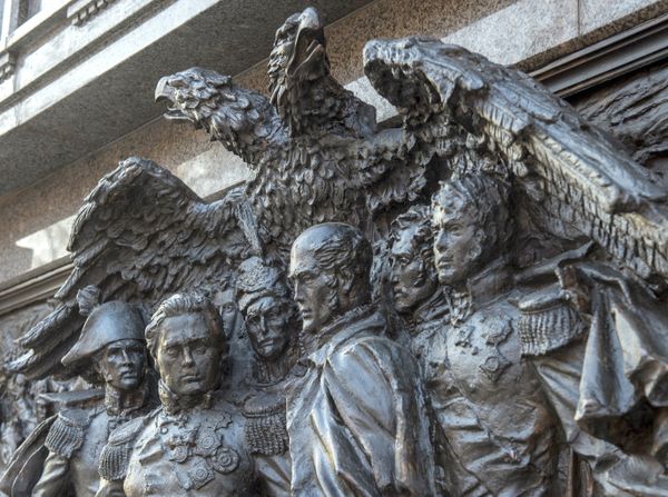 Фрагмент памятника российскому императору Александру I работы скульптора Салавата Щербакова в Александровском саду у стен Московского Кремля. На церемонии открытия монумента присутствовал президент России Владимир Путин. Фрагмент памятника российскому императору Александру I работы скульптора Салавата Щербакова в Александровском саду у стен Московского Кремля. На церемонии открытия монумента присутствовал президент России Владимир Путин.