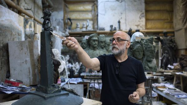 Скульптор Салават Щербаков, автор памятника Вежливым людям в Симферополе