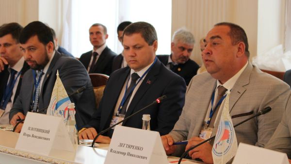 Глава Народного совета ДНР Денис Пушилин (слева) и глава Луганской народной республики Игорь Плотницкий (справа) на ливадийском форуме Русский мир: проблемы и перспективы, который состоялся 4 июня в Ялте в рамках Международного фестиваля Великое русское слово
