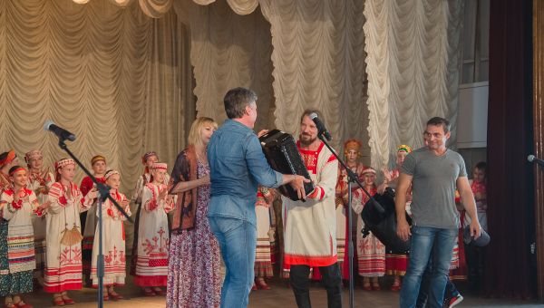 Детскому фольклорному ансамблю Калинка Дворца детского и юношеского творчества Севастополя передали подарок от врио губернатора Тульской области Алексея Дюмина