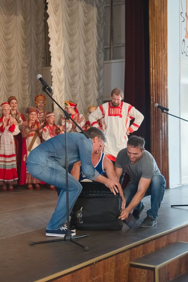 Детскому фольклорному ансамблю Калинка Дворца детского и юношеского творчества Севастополя передали подарок от врио губернатора Тульской области Алексея Дюмина