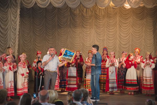 Детскому фольклорному ансамблю Калинка Дворца детского и юношеского творчества Севастополя передали подарок от врио губернатора Тульской области Алексея Дюмина