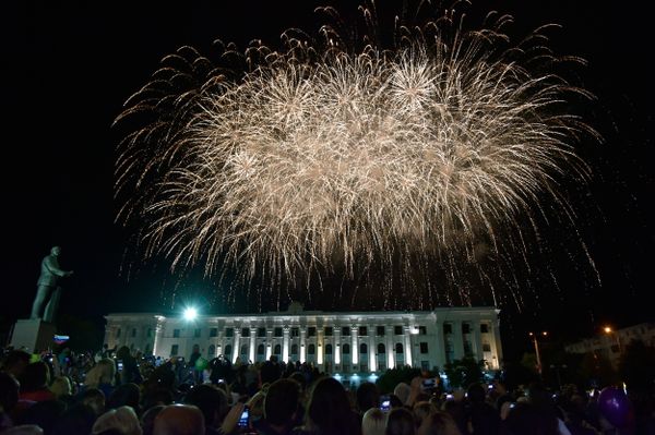 Праздничный салют в честь 232-летия Симферополя Праздничный салют в честь 232-летия Симферополя