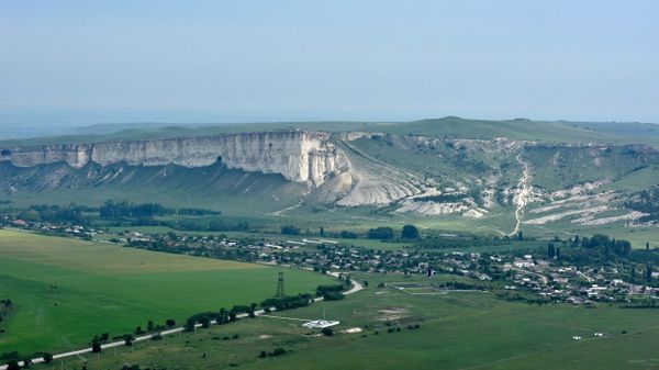 Крым с высоты птичьего полета. Белая скала под Белогорском