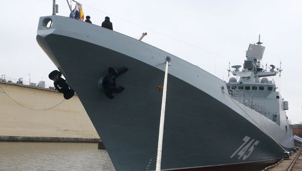 Церемония первого поднятия флага на фрегате Адмирал Григорович в Калининграде