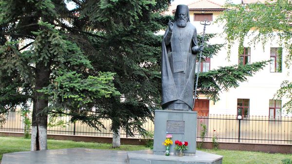Памятник святителю Луке в Симферополе