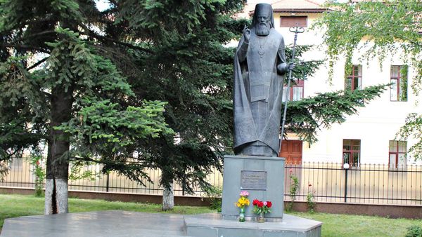 Памятник святителю Луке в Симферополе