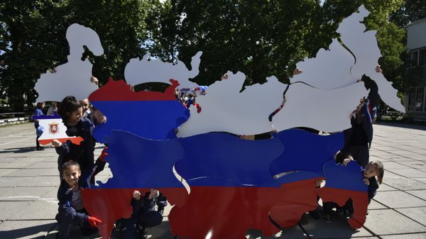 В Крыму‬ дети собрали огромный пазл с географической картой России