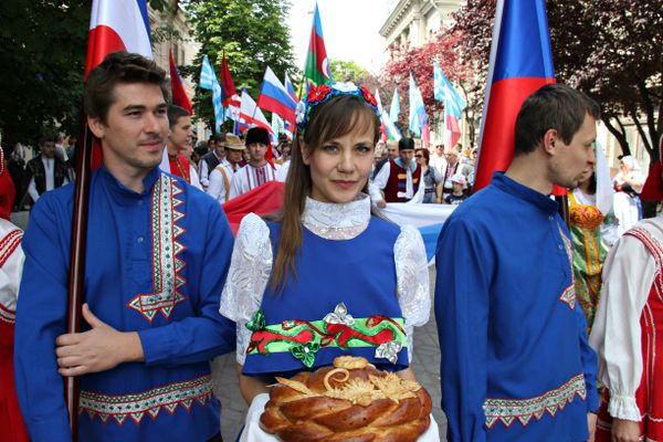 Парад дружбы народов в Симферополе, приуроченный ко Дню России