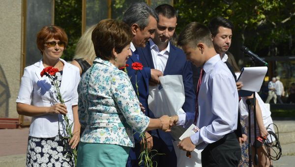 И.о. председателя Законодательного собрания Севастополя Екатерина Алтабаева и губернатор города Сергей Меняйло вручают севастопольцам, достигшим 14-летнего возраста, паспорта граждан Российской Федерации И.о. председателя Законодательного собрания Севастополя Екатерина Алтабаева и губернатор города Сергей Меняйло вручают севастопольцам, достигшим 14-летнего возраста, паспорта граждан Российской Федерации