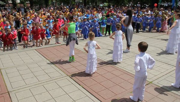 В столице Крыма в День России прошел танцевальный флешмоб Мы едины и Парад дружбы народов В столице Крыма в День России прошел танцевальный флешмоб Мы едины и Парад дружбы народов
