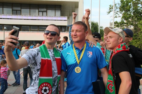 Селфи болельщиков ТСК Таврия с капитаном команды  Антоном Монаховым