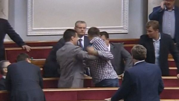 Депутаты Верховной рады подрались во время пленарного заседания Депутаты Верховной рады подрались во время пленарного заседания