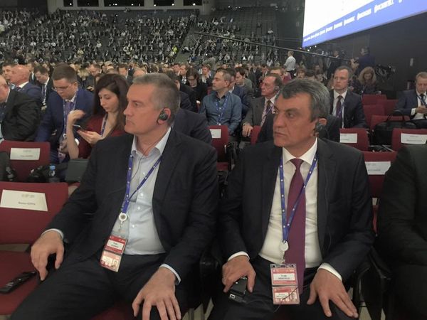 Глава Крыма Сергей Аксенов и губернатор Севастополя Сергей Меняйло на XX Петербургском международном экономическом форуме