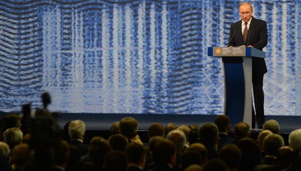 Президент России Владимир Путин выступает на пленарном заседании На пороге новой экономической реальности в рамках XX Петербургского международного экономического форума в Санкт-Петербурге