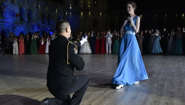 Большой севастопольский благотворительный Офицерский бал. Предложение руки и сердца