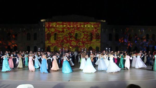 200 офицерских и гражданских пар на балу станцевали Калинку