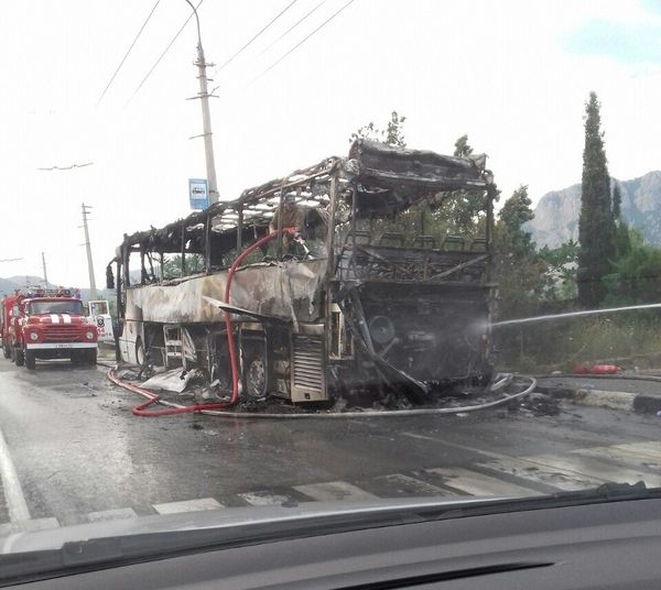 На Ялтинской трассе сгорел автобус