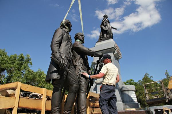 Монтаж памятника Екатерине II в Симферополе
